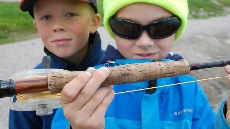 Flugfiskeentusiaster. Anton Långdahl och Lars-Tomas Sandlund visar upp dagens fisketips. En "doktorsfluga". -Egentligen heter den "Silverdoktorn", förtydligar Lars-Tomas.