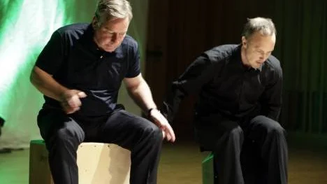 Johan Silvmark och Roger Bergström spelar på peruanska trällådor.