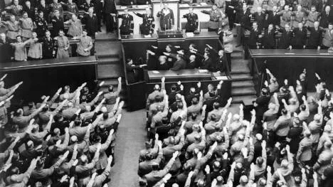 Nazisterna, under Adolf Hitlers ledning, kunde ta makten i Tyskland på demokratisk väg. I dag finns främlingsfientliga partier representerade i 13 av 27 parlament i EU:s medlemsländer, invalda i demokratiska val.