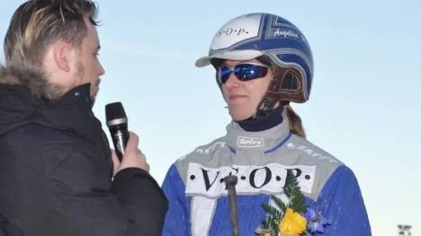 Angelica Holm darrade inte på manschetten i V5-3. Hon gasade direkt och vann överlägset med Mel Odin. 70 000 kronor var seger värd. Johan Olsson Amsköld intervjuar.