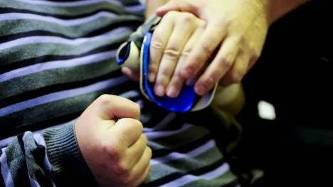 De personliga assistenterna känner sina brukare, men på helger tar arbetsgivaren in lågavlönadevikarier utan erfarenhet av vårdtagaren.