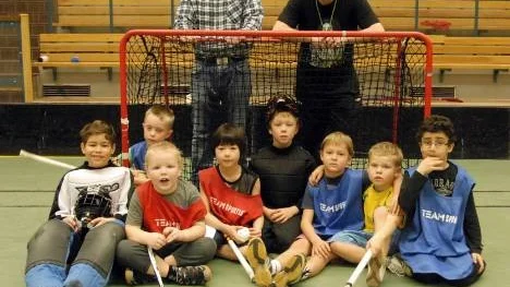 Brynolf Johansson och Johan Degerfalk och deras elever i innebandyskolan.