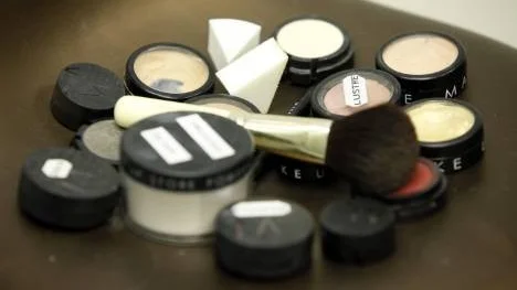 "Både kvinnor och män bör använda make up", säger  Patrik Lernberger.