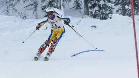 På väg mot första FIS-punkerna. Nea Lundmark, Arvidsjaur, gör sin första säsong som senior i tävlingsbackarna.