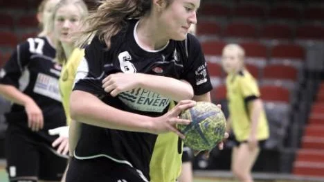 Matilda Eman i Lillpite sliter sig loss och gör mål i den avgörande matchen mot Bolton. Lillpite vann med hela 26-19.
