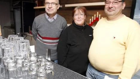 Nyinflyttade Orhan Sahin, Ann-Margret Hyttsten och Ilhan Sahin har tagit över driften av Kanisrestaurangen och förbereder inför premiären.