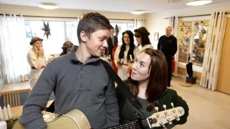 Andreas Eriksson stod för gitarrkompet och Jenny Jeppson har övat in sångerna med årets luciakandidater. De medverkade under lussandet.