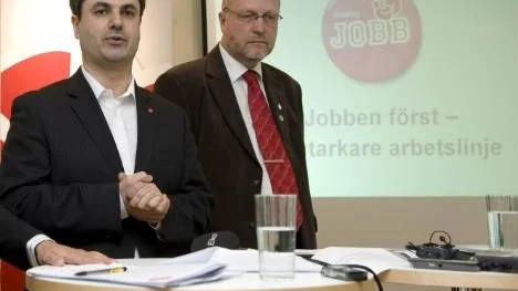 Det behövs fler nya ansikten i den socialdemokratiska partitoppen. Partisekreterare Ibrahim Baylan och Sven-Erik Österberg, gruppledare i riksdagen, borde ställa sina platser till förfogande.