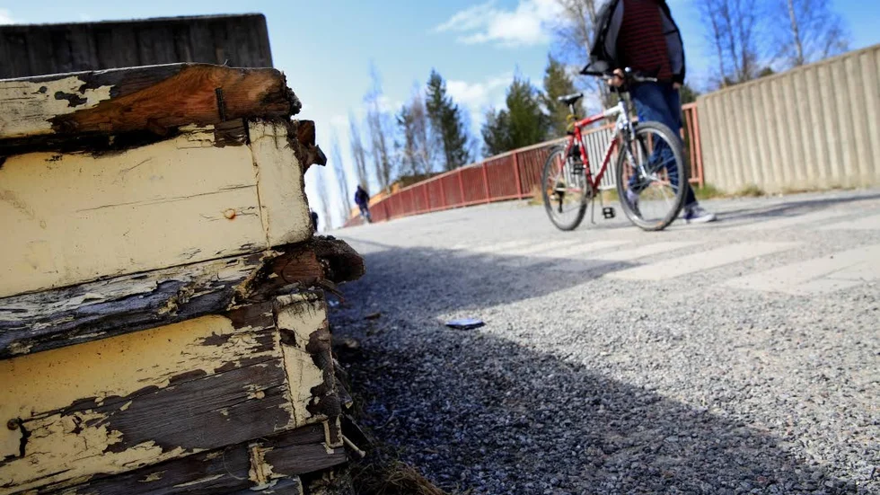 Inte snyggt. Så här ser ut ut på många ställen runt om på Porsön. Men nu ska delar av området rustas upp under nästa år.
