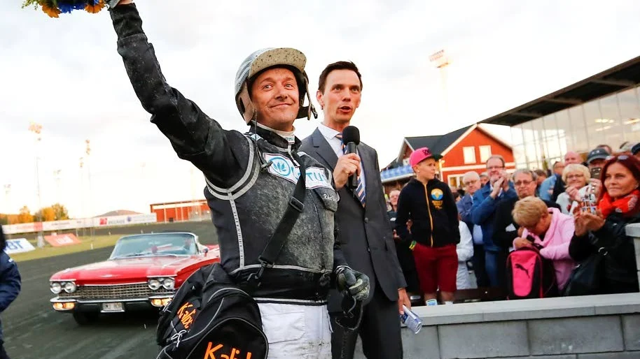 Robert Bergh jublar efter segen i Norrbottens stora pris.