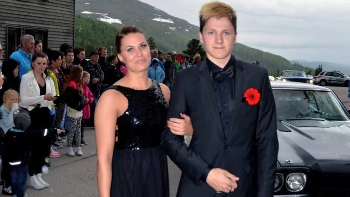 Fin Skjuts. Sofie Kuula och Daniel Silverplats fick fin skjuts till studebalen i Gällivare likt många andra studenter.