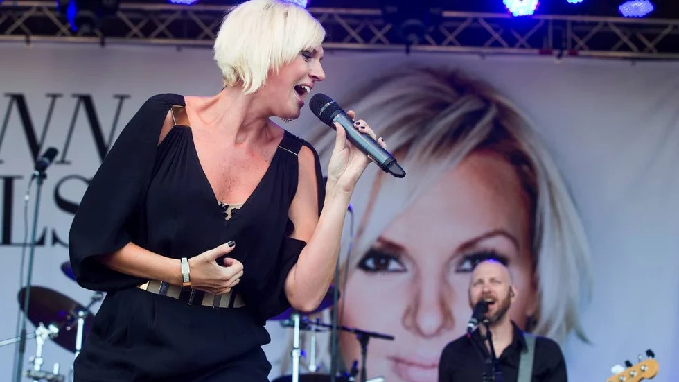 Kompetent. Sanna Nielsen med tillhörande band spelar fläckfri radiopop.
