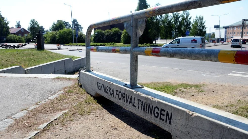 Åtgärder. I korsningen där en man i 40-årsåldern omkom tidigare i veckan är två betongfundament nu uppsatta för att öka säkerheten.