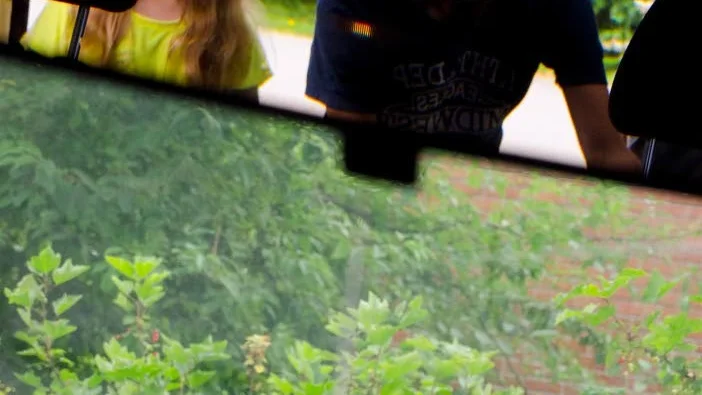 Orienterarfamilj. Emilia och Rasmus Wickbom packar för familjens avfärd mot O-ringen i Skåne. Självklart pryds backspegeln av en kontroll i miniformat.