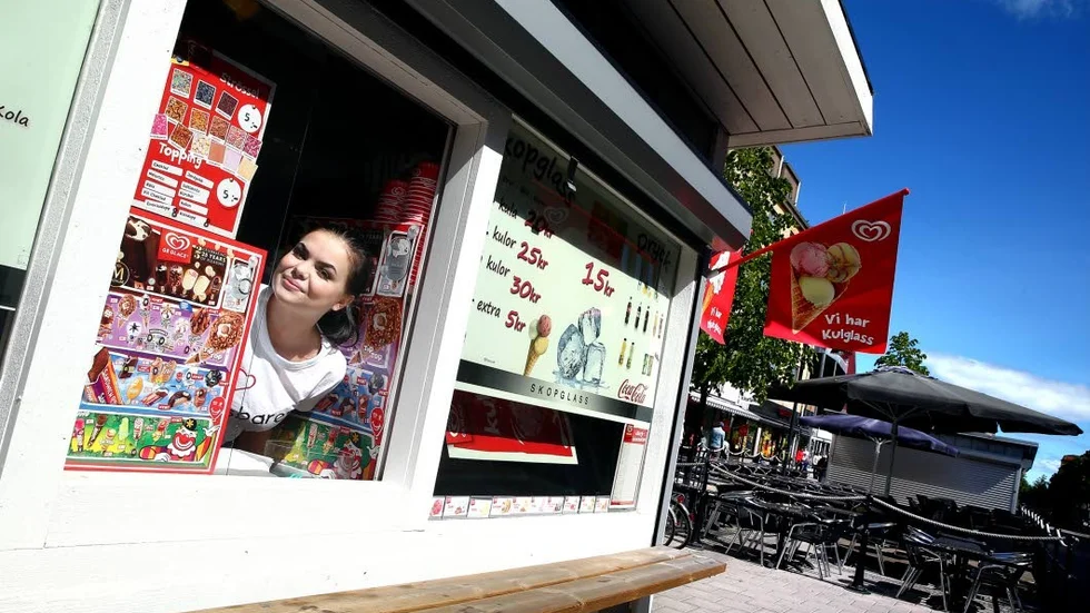 Var är kunderna? I kiosken på Storgatan väntar Sofia Karmefjord på anstormningen av glassugna. Det kan dröja ett tag...