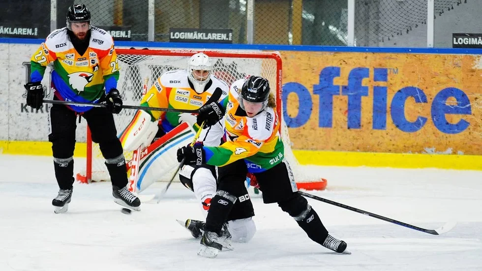 Spelarhot. Hoten mot spelare i Kiruna IF hade inget med HBTQ-satsningen att göra utan fokuserade snarare på hockeylagets prestationer i serien. Spelarna på bilden har dock inget med de aktuella hoten att göra.