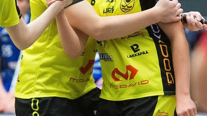 Jubel. Helena Bäckman-Andersson kramar om målskytten Wilma Johansson efter ett av Notasspelarens två mål mot Älvsjö.