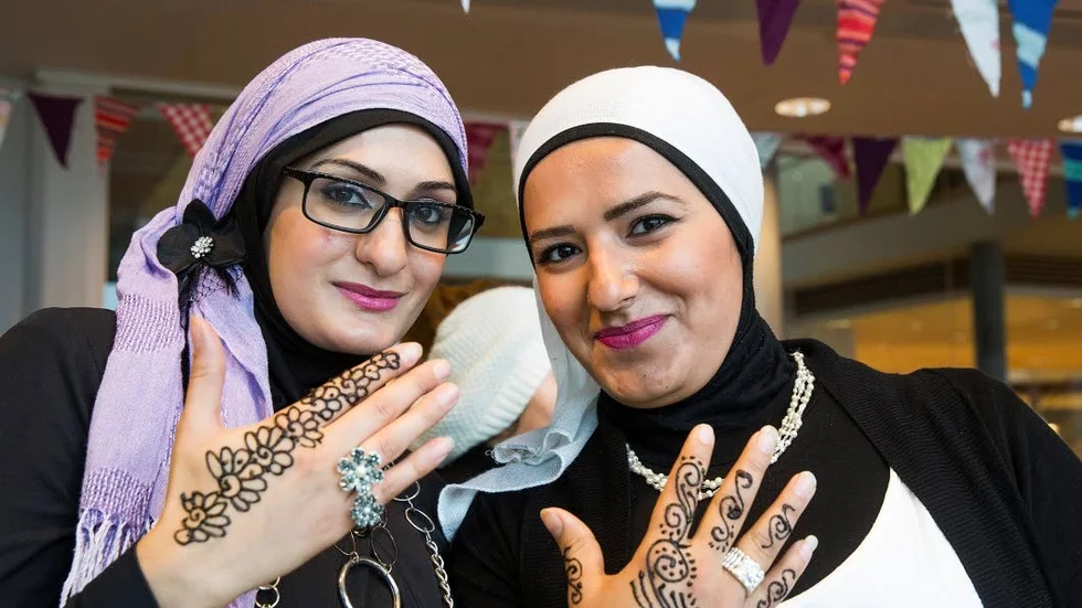 Smyckade händer. Marwa Faraj och Nadin Saleh visar stolt upp sina hennmålningar.