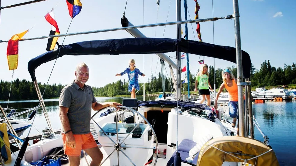 389 dagar. Familjen Lundqvist har varit på resa i 389 dagar.  När de seglade mot Västindien över Atlanten gick det 28 dagar utan att de såg land.  På hemvägen tog de vägen förbi Azorerna.