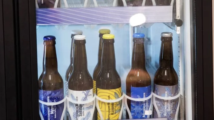 Säljs på krog. De flesta mikrobryggerier säljs på restauranger men det växande ölintresset gör att efterfrågan stiger på Systembolaget med. Men nu får vissa bryggerier det svårare att nu ut den vägen.
