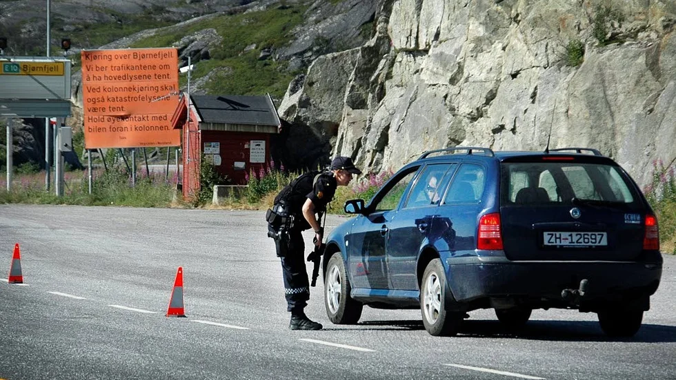Stopp. Med anledning av terrorhotet stoppar norska polisen alla fordon på väg över gränsen till Norge.