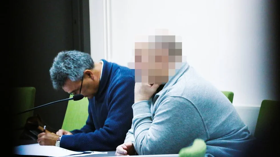 Hävdar nördvärnssituation. Enligt lärarens advokat Per Allocco handlade läraren i nödvärn och missuppfattade situationen.