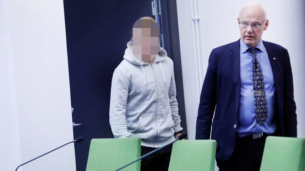 Inför rätta. Elitidrottaren promenerar in i rättssalen tillsammans med sin advokat Lennart Wiklund.