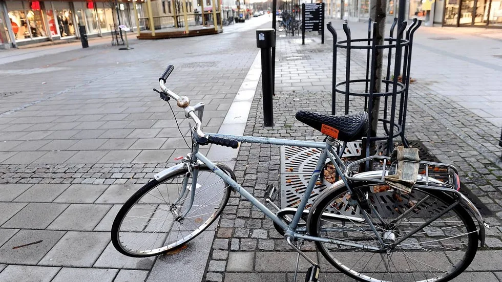 Cykelstölder. Då många cykelstölder inte anmäls till polisen är det svårt att säga exakt hur många cyklar som stjäls.