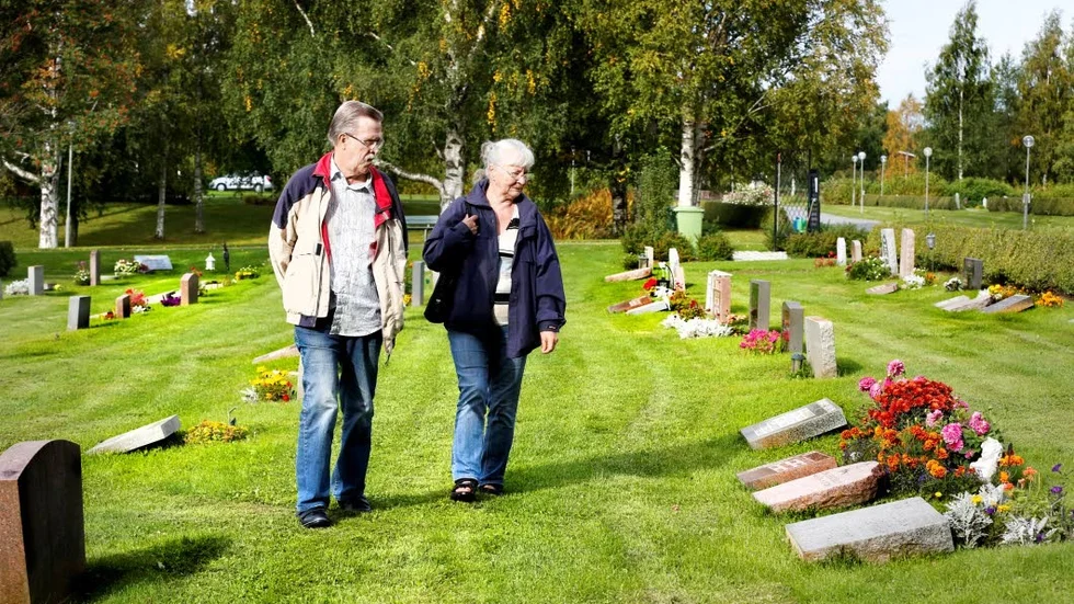 KOSTSAMT. Jan och Ewa Norman tycker att kyrkan borde stå för kostnaden att resa stenarna.
