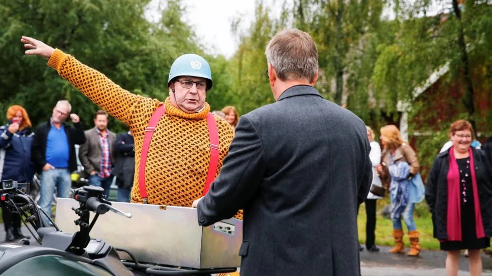 Tradition. Lika mycket som det är tradition att äta surströmmingen är det att det första burken levereras till Ulf Lindgren av  Lasse Lindvall. I år kom han körandes på en fyrhjuling.