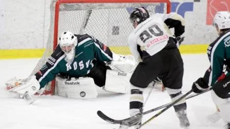 Rosviks målvakt Tomas Hedenström hade en hel del att göra i matchen mot Kiruna City. Men Hedenström var säkerheten själv under hela matchen.