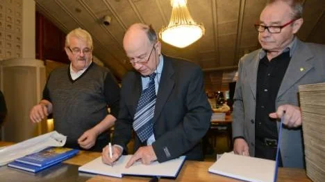 Boksignering. Lennart Öhman, författare till "60 år med puck", signerade böcker åt bland andra Åke Lindgren, till vänster, och Roland Selberg.