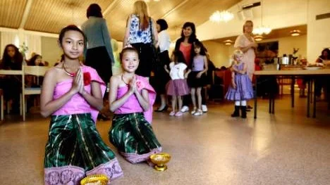 Jenjira Suwannawong och Sunny Björkén bjöd på thailändsk dans på den internationella kvinnofesten.