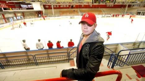 Piteå Hockeys nyförvärv Ted Johansson tvingas hålla sig utanför isen i några månader till. Om ett par veckor ska han operera korsbandet, sedan hoppas han vara klar för spel efter juluppehållet.
