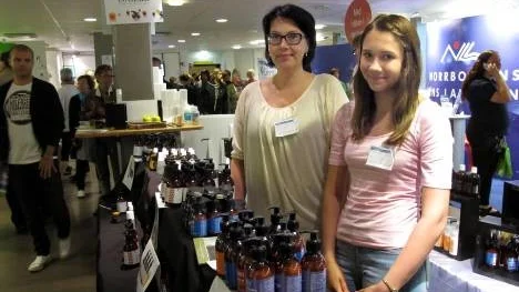 Anna-Lena Wiklund-Rippert och dottern Wilma säljer ekologiska hår- och hudvårdsprodukter. Tillverkningen sker i Jokkmokk och är baserad på oljor från frön i bland annat blåbär.