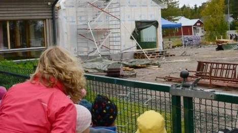 Barnen följe Christian Lestanders rörelser när han klättrade upp till taknocken och hängde upp taklagskransen.