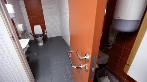 Det var här det började. Mannen, som är fattig och hemlös, smög sig in på toaletten i entrén till Piteå älvdals sjukhus och höll sig gömd. Han hittades sedan sovande av morgontidig personal, som larmade polis.