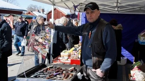 Kurt-Erland Bergström sålde egentillverkade bruksknivar. Han förklarar att det är lite fel marknad men det gäller att visa upp sig, som han säger. "Men det är trevligt att vara ute. Det finns ett stort intresse av knivar så det blir mycket knivprat", säger han.