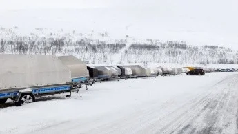 Ett femtiotal släpvagnar på rad vid Silvervägen intill norska gränsen. När de lämnas så här ger det garanti för att ägaren har en parkeringsplats när det är dags för fjällturen.