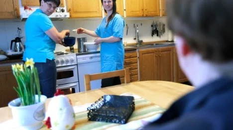 Christina Eriksson och dottern Chatarina Ekman hjälper bland annat sina kunder med matlagning. I dag vankas det potatispannkaka.