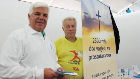 Ett dystert budskap på Nolia. 2 500 män dör varje år i prostatacancer. Leif Näcklund, vice ordförande i föreningen ProPSA och S-O Andersson, kräver screening av alla män över 50.