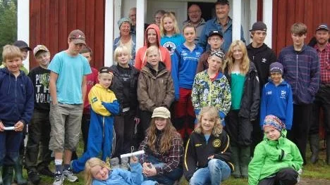 Hela gänget framför Storavans båtklubbs stuga på Näverudden.