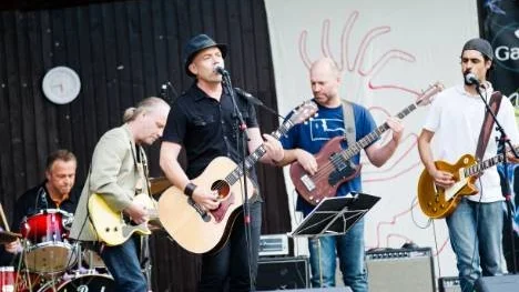 Bandet Wheel bjöd på skön pop från scenen. De var ett av tolv band från olika genres som uppträdde under dagen och kvällen. Från vänster Jerry Sandström, Tomas Björklund, Peter Arffman, Fredrik Rundkvist och Davod Basiri.