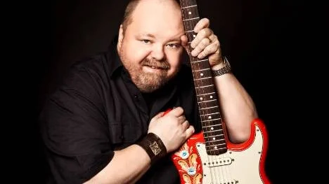 Kalle Moraeus har minst 12 instrument (strängar på sin lyra) och den 6 augusti spelar den virtuelle spelmannen på Stora Nolia
