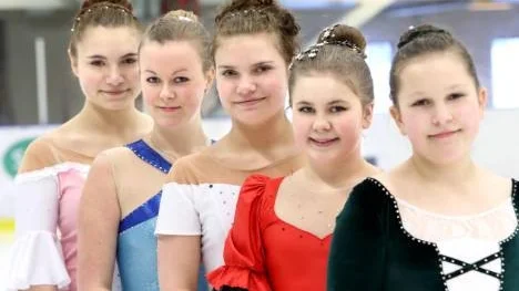 Fem tjejer från Älvsbyns Konståkningsklubb var med i Pitecupen i LF Arena. Från vänster: Josephine Bengtsson, Agnes Lidström Caroline Bengtsson, Lina Sundkvist och Anna Olofsson.