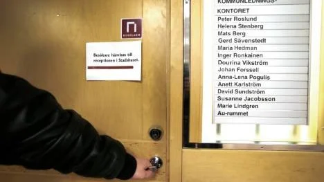 I samband med hotbreven och i samråd med kommunens säkerhetsansvarige beslöts att dörrarna till kommunledningskontoret och till personalavdelningen skulle hållas låsta.