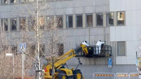 Nedmonteringen av asbestplattorna på gamla polishusets fasad är i full gång. Ett mödosamt arbete omgärdat av ett stort regelverk. Bland annat ska varje skruv och spik som tas bort, dammsugas. Plattorna ska tas ner så hela som möjligt.