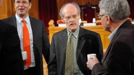 Finansminister Anders Borg och riksbankschef Anders Ingves borde stimulera konjunkturen i högre grad än vad man gör i dagsläget.