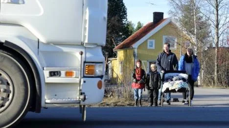 Helena Lundström följer ofta sin dotter Emma till och från skolan. I korsningen Framnäsvägen/Gamla Älvsbyvägen gäller det att vara uppmärksam då mycket tung trafik kör igenom där. På bilden ses också Erik Forsgren. Till höger i bild syns Helenas väninna Emma Pohjanen.