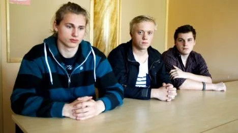 Feras Raads vänner Frans Sandberg, Johannes Granström och Alexander Axberg hoppas att namnunderskrifterna kan påverka avvisningsbeskedet. "Den här insatsen för Feras familj är ett bevis för att han är svensk. Han har så många vänner som bryr sig", säger Alexander Axberg.